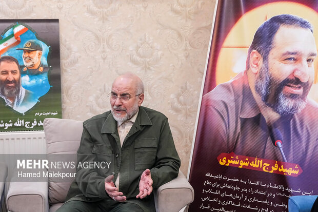 حضور رئیس مجلس در منزل شهید فرج‌الله شوشتری