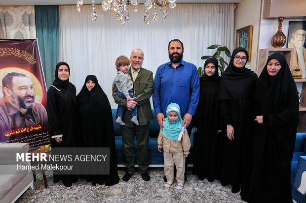 حضور رئیس مجلس در منزل شهید فرج‌الله شوشتری