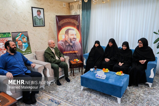 حضور رئیس مجلس در منزل شهید فرج‌الله شوشتری