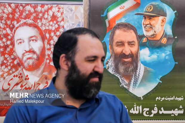 حضور رئیس مجلس در منزل شهید فرج‌الله شوشتری