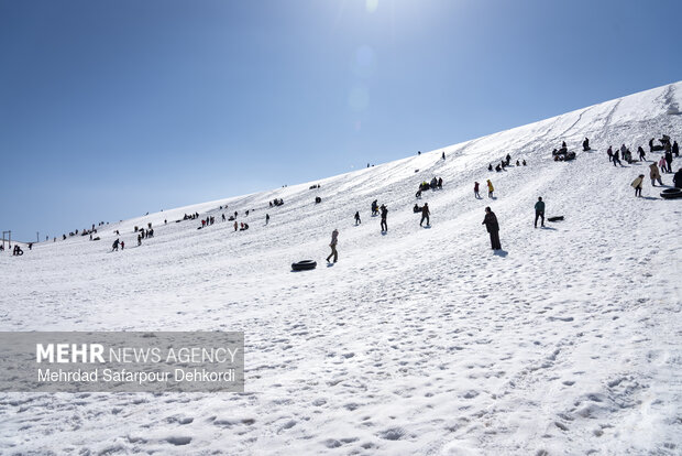 تیوپ سواری در پیست اسکی بارده
