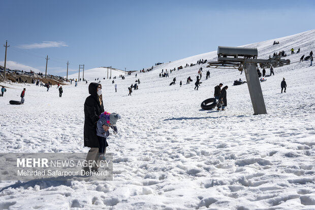 تیوپ سواری در پیست اسکی بارده