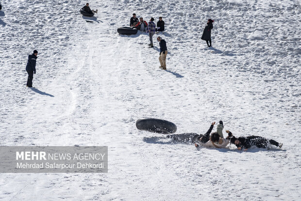 تیوپ سواری در پیست اسکی بارده