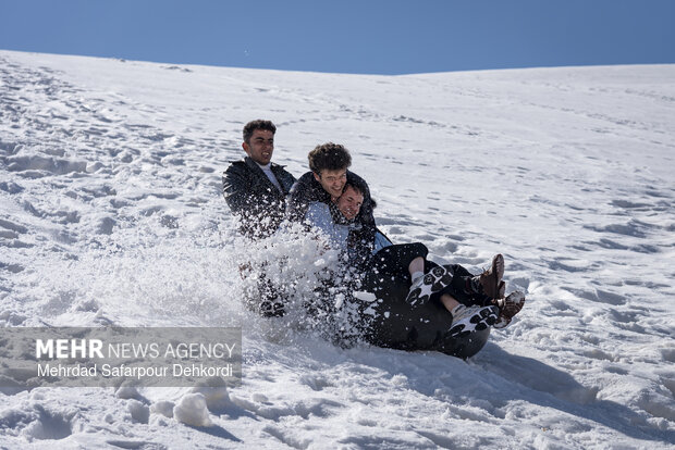 تیوپ سواری در پیست اسکی بارده