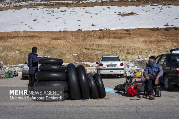 تیوپ سوا
Playing in the snow in Chaharmahal and Bakhtiari Province