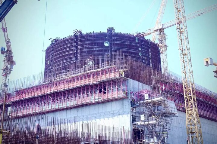 رئيس منظنمة الطاقة الذرية يتفقد سير أعمال بناء الوحدتين الثانية والثالثة لمحطة بوشهر للطاقة النووية