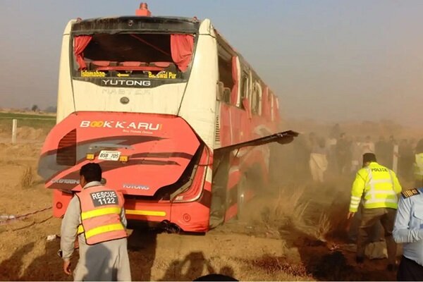 Pakistan'da yolcu otobüsüyle tır çarpıştı: 11 ölü
