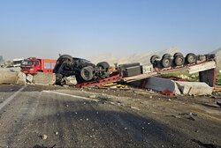 واژگونی تریلی در محور کنگان – بوشهر؛ هدایت ترافیک به مسیرهای جایگزین