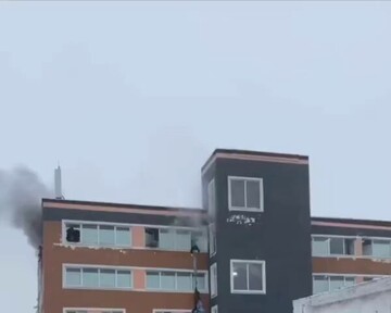 VIDEO: People leaping from window in blaze building in Moscow