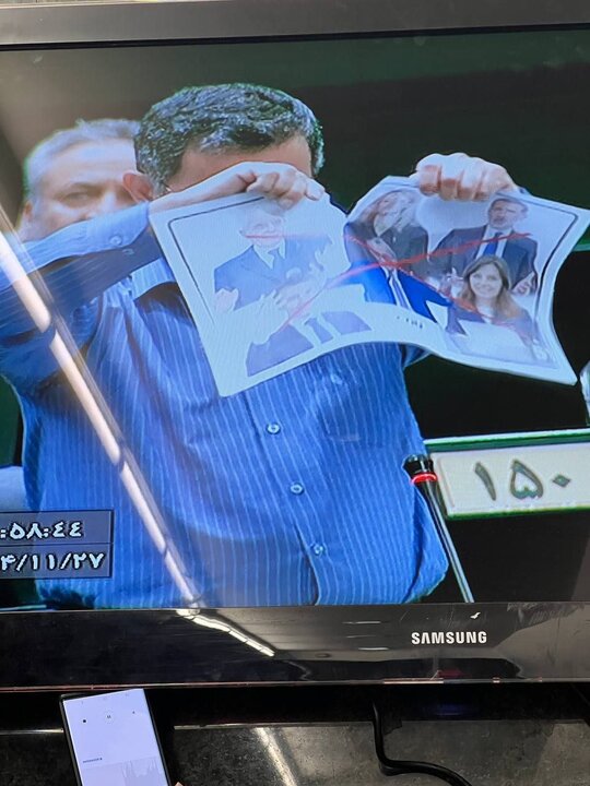 تصاویر چند تن از سران اروپایی در صحن مجلس پاره شد