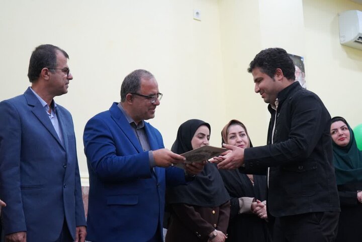 معلمان و دانشآموزان برتر کشوری و استانی در بوشهر تجلیل شدند