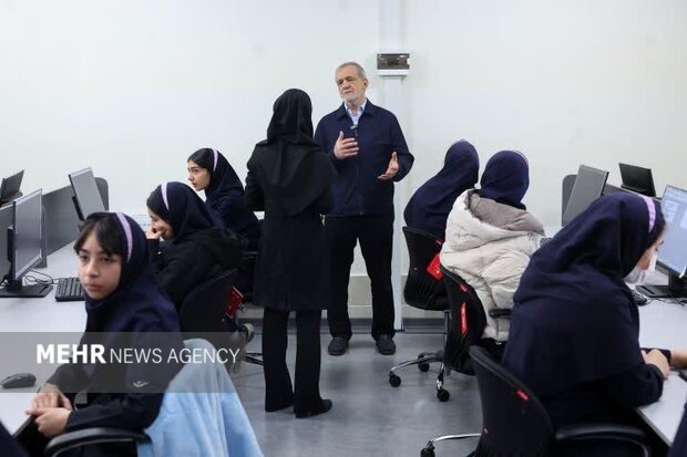 بازدید پزشکیان از یک مدرسه هوشمند در شهریار