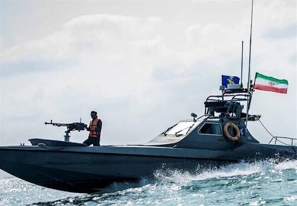 İran, Hürmüz Boğazı'nda tatbikat başlattı (+video)