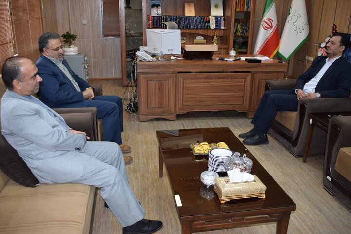 حیدری: پیگیری مشکلات خانواده‌های شهدا وظیفه همه دستگاه‌ها است