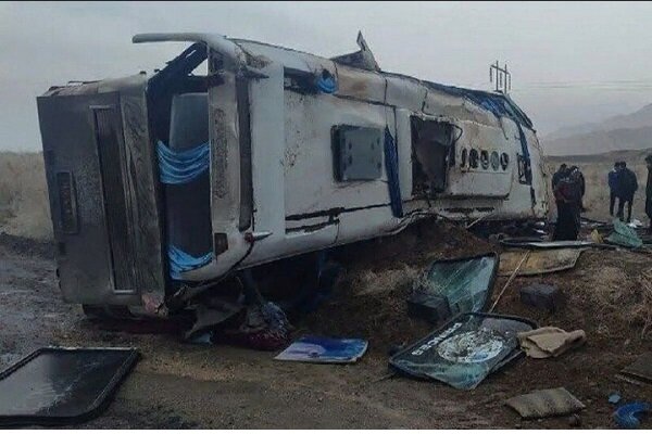 یک فوتی براثر لغزندگی جاده و واژگونی اتوبوس در محور زاهدان - بم