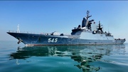 حاملة مروحيات روسية ترسو  في المنطقة الاولى للبحرية الايرانية في بندرعباس
