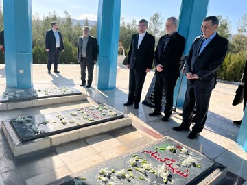 پزشکیان با حضور در یادمان شهدای گمنام به مقام شهدا ادای احترام کرد