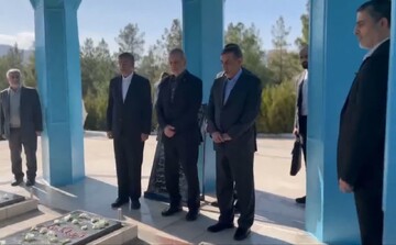 تصاویری از ادای احترام رئیس‌جمهور به مقام شهدا