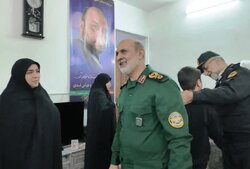 دیدار معاون سیاسی دفتر مقام معظم رهبری با خانواده شهید اسدی در قم