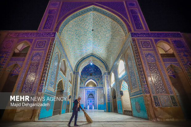 غبار روبی مسجد جامع کبیر یزد در آستانه ماه رمضان