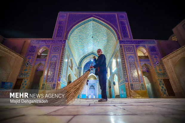 غبار روبی مسجد جامع کبیر یزد در آستانه ماه رمضان