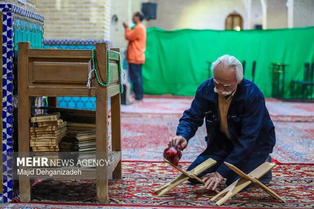 غبار روبی مسجد جامع کبیر یزد در آستانه ماه رمضان