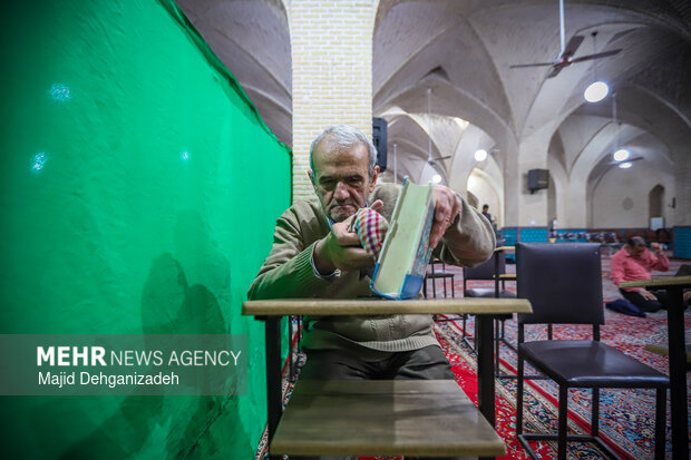 غبار روبی مسجد جامع کبیر یزد در آستانه ماه رمضان