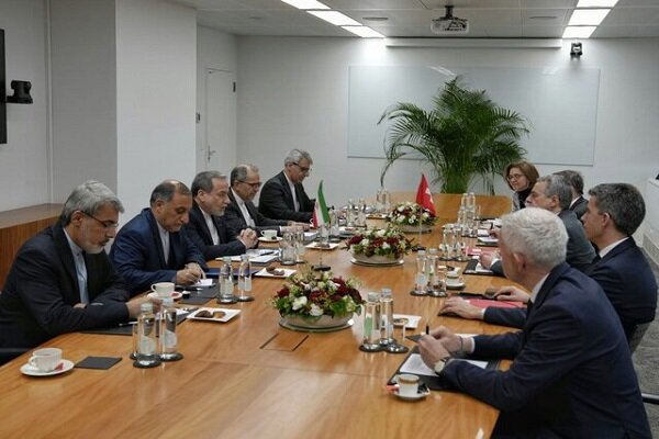 İran ve İsviçre dışişleri bakanları Cenevre müzakerelerini görüştü