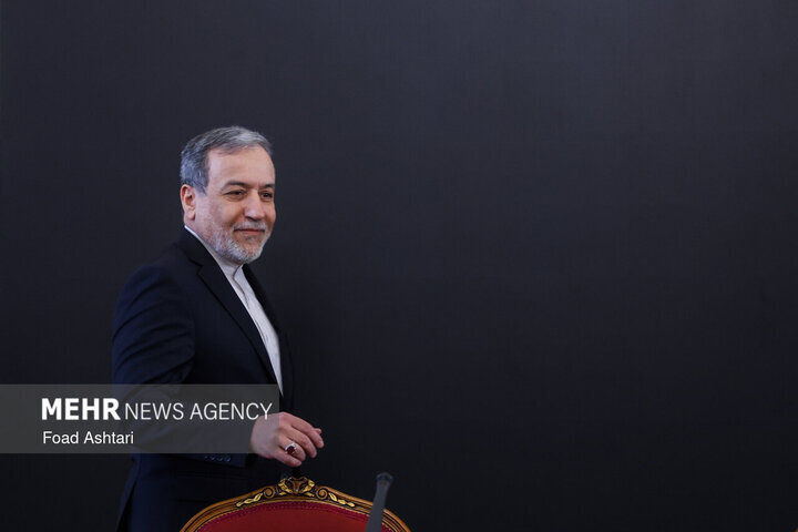 وزير الخارجية الايراني يغادر جنيف عائدا إلى طهران