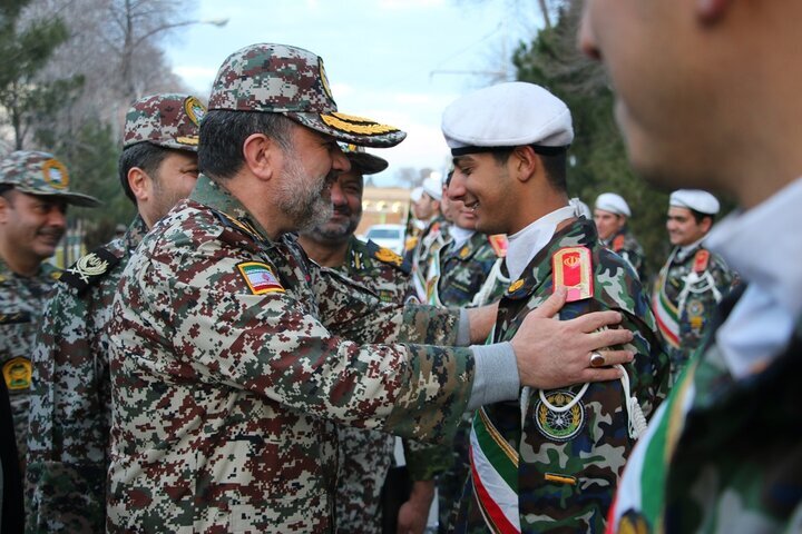 قائد قوات الدفاع الجوي للجيش الايراني يزور مواقع عملياتية والدفاعية في شمال البلاد