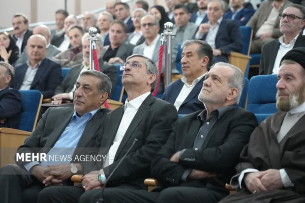 نشست رئیس جمهور با فعالان اقتصادی لرستان