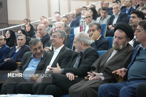 نشست رئیس جمهور با فعالان اقتصادی لرستان