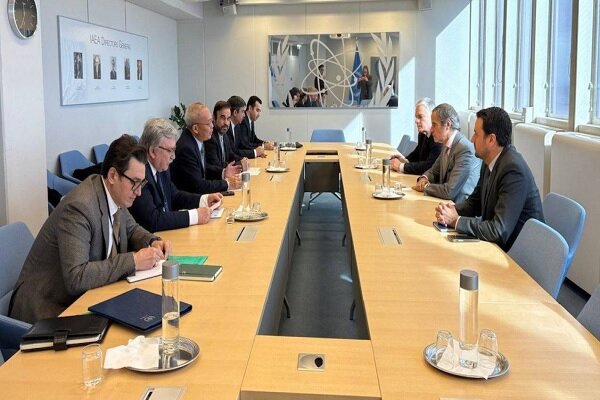 سفراء ايران وروسيا والصين لدى المنظمات الدولية يبحثون الملف النووي الايراني مع غروسي