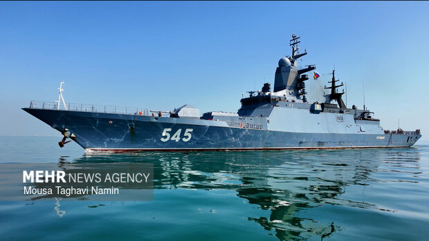 پهلوگیری ناو بالگردبر استویسکی روسیه در منطقه یکم‌امامت نداجا