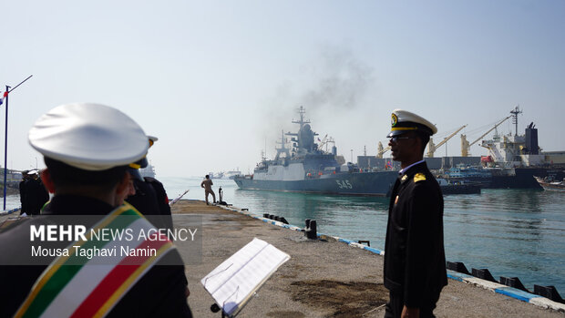 پهلوگیری ناو بالگردبر استویسکی روسیه در منطقه یکم‌امامت نداجا