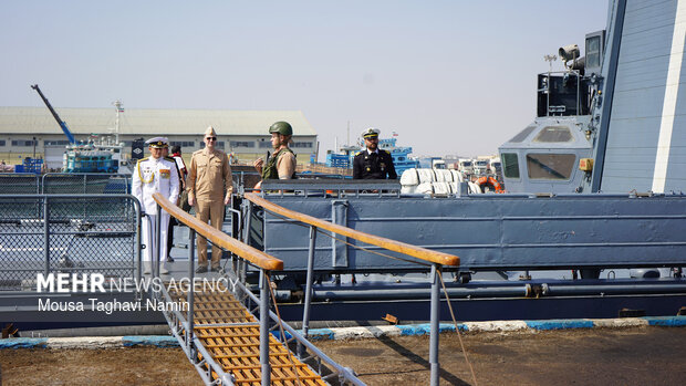 پهلوگیری ناو بالگردبر استویسکی روسیه در منطقه یکم‌امامت نداجا