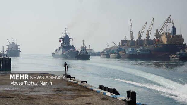 پهلوگیری ناو بالگردبر استویسکی روسیه در منطقه یکم‌امامت نداجا