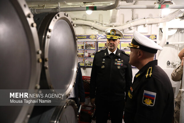 بازدید فرمانده منطقه یکم نیروی دریایی ارتش از ناو «استویسکی» روسیه در بندرعباس