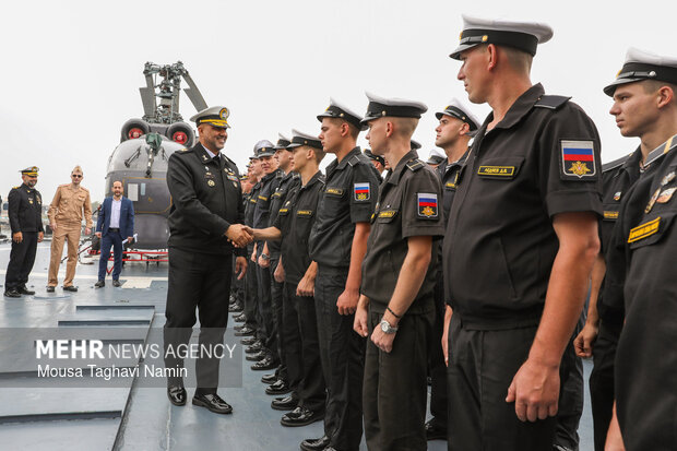 بازدید فرمانده منطقه یکم نیروی دریایی ارتش از ناو «استویسکی» روسیه در بندرعباس