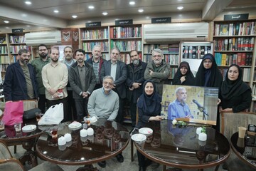 کَمان فضای خاصی از جنگ و انقلاب را نشان می‌داد