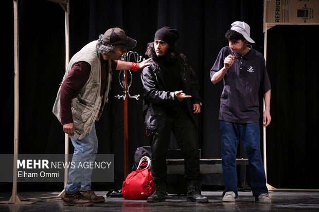 اجرای تئاتر زن خوب سچوان در سنندج