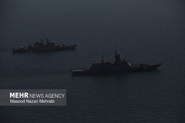 اجرای تمرین عکسبرداری هوایی (Photo Ex)و صورت‌بندی و آرایش‌های تاکتیکی در رزمایش مرکب دریایی ایران و روسیه