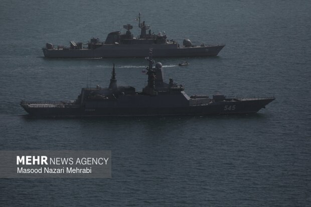 اجرای تمرین عکسبرداری هوایی (Photo Ex)و صورت‌بندی و آرایش‌های تاکتیکی در رزمایش مرکب دریایی ایران و روسیه