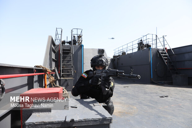 تمرین آزادسازی کشتی ربوده شده در رزمایش مرکب دریایی نیروهای دریایی ایران و فدراسیون روسیه