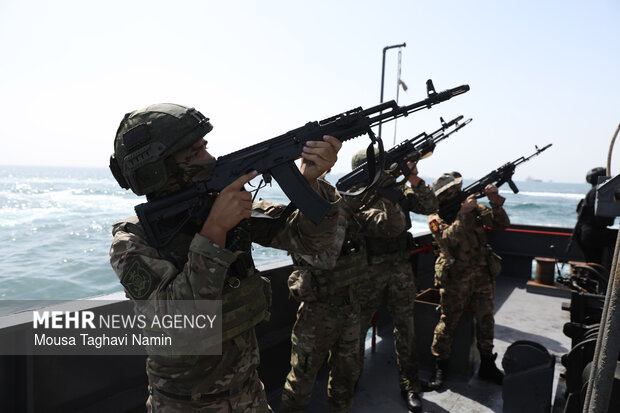 تمرین آزادسازی کشتی ربوده شده در رزمایش مرکب دریایی نیروهای دریایی ایران و فدراسیون روسیه
