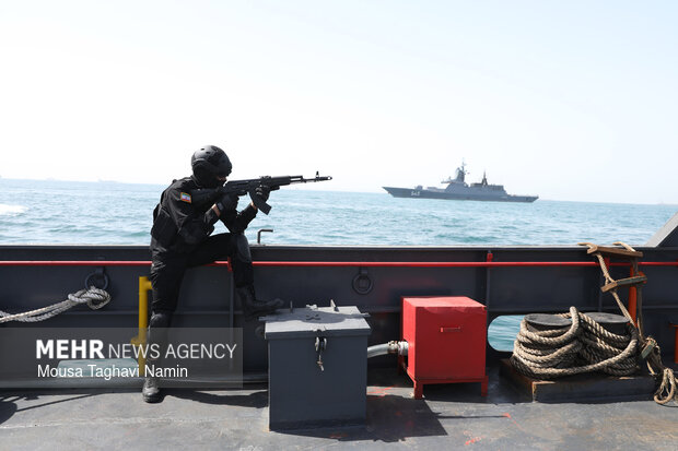 تمرین آزادسازی کشتی ربوده شده در رزمایش مرکب دریایی نیروهای دریایی ایران و فدراسیون روسیه