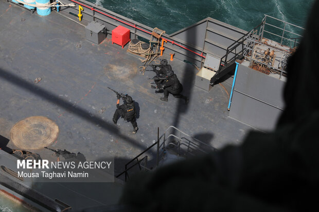 تمرین آزادسازی کشتی ربوده شده در رزمایش مرکب دریایی نیروهای دریایی ایران و فدراسیون روسیه