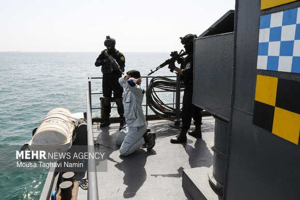تمرین آزادسازی کشتی ربوده شده در رزمایش مرکب دریایی نیروهای دریایی ایران و فدراسیون روسیه