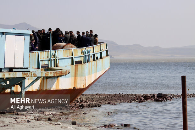 بازدید دبیر کارگروه ملی نجات دریاچه ارومیه از پروژه‌های تثبیت ریزگردهای حاشیه دریاچه