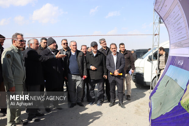 بازدید دبیر کارگروه ملی نجات دریاچه ارومیه از پروژه‌های تثبیت ریزگردهای حاشیه دریاچه